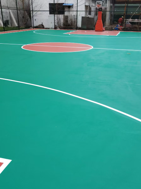 黑山 球场长期使用易出现地面开裂